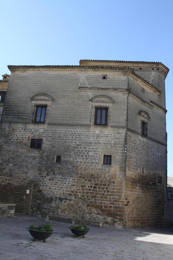 Barbacana, Dieciocho Baeza Luaran gambar